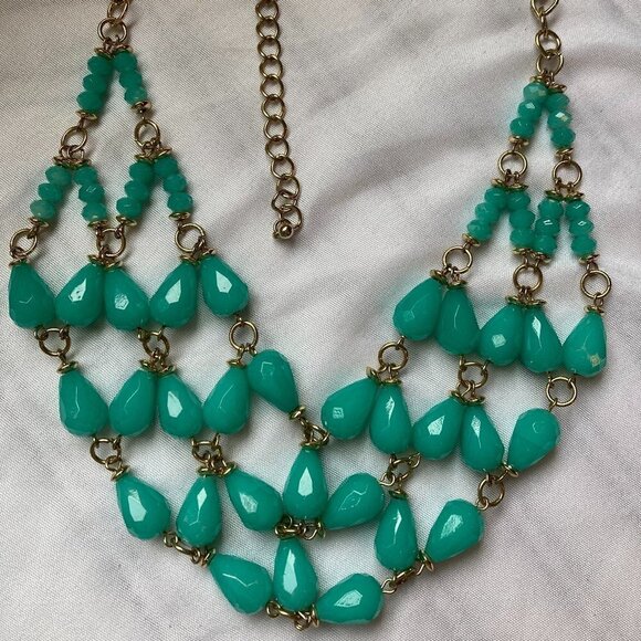 3/$25 Beautiful‎ Faceted Green Glass Bib Necklace - Picture 1 of 3